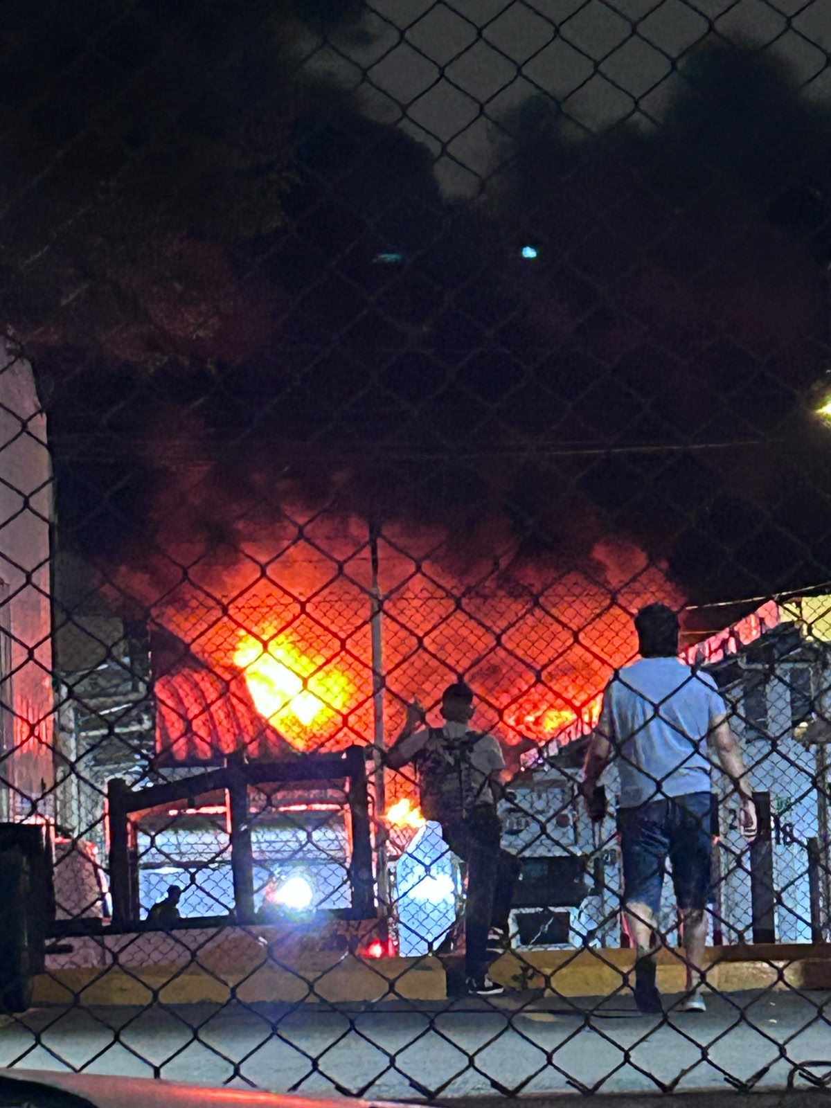 Incendio en fábrica en Venustiano Carranza; bomberos acuden al lugar