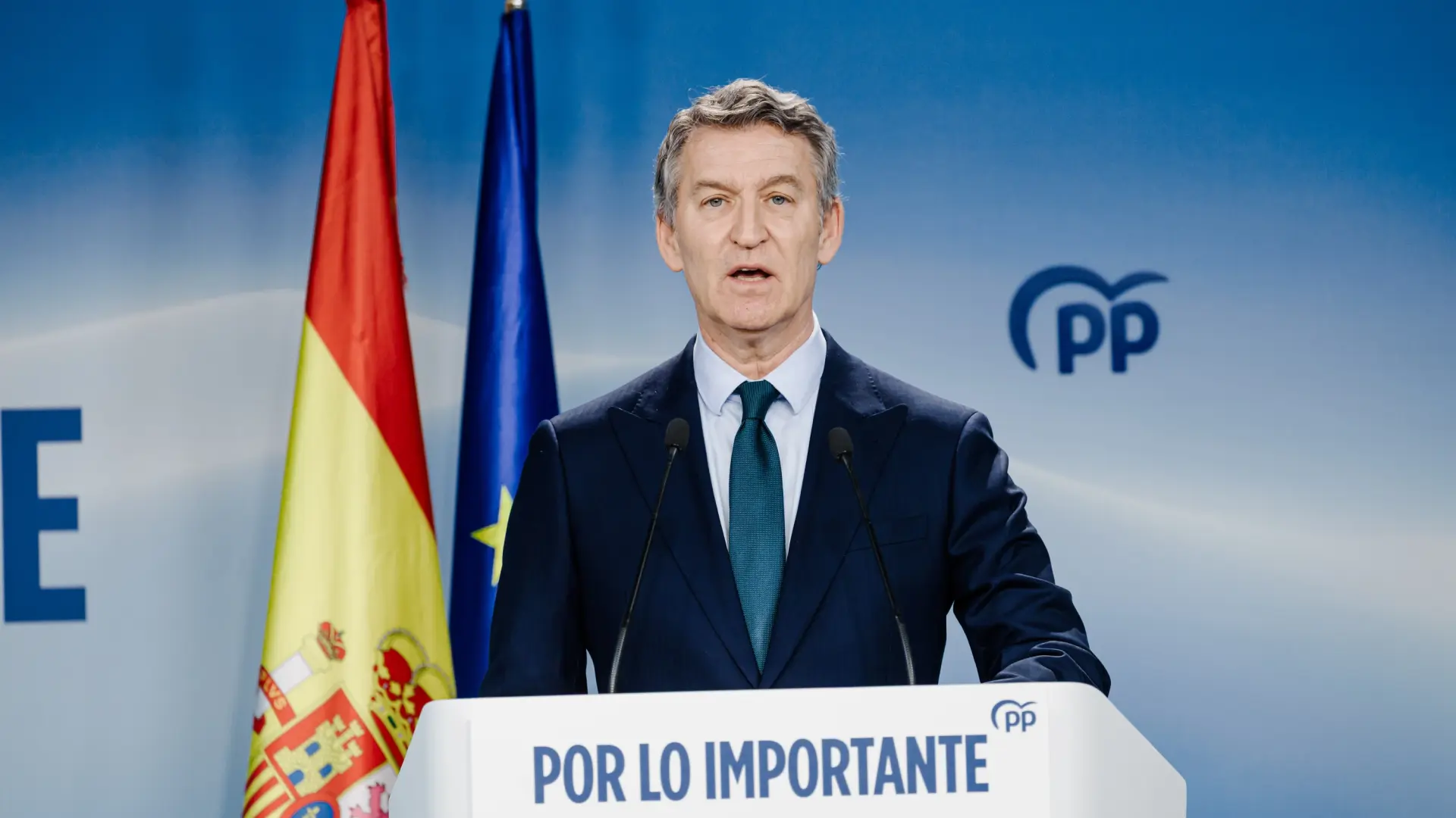 Feijóo dice que el Gobierno "está podrido, con 12 sumarios en los juzgados" y subraya que todo sale a la luz