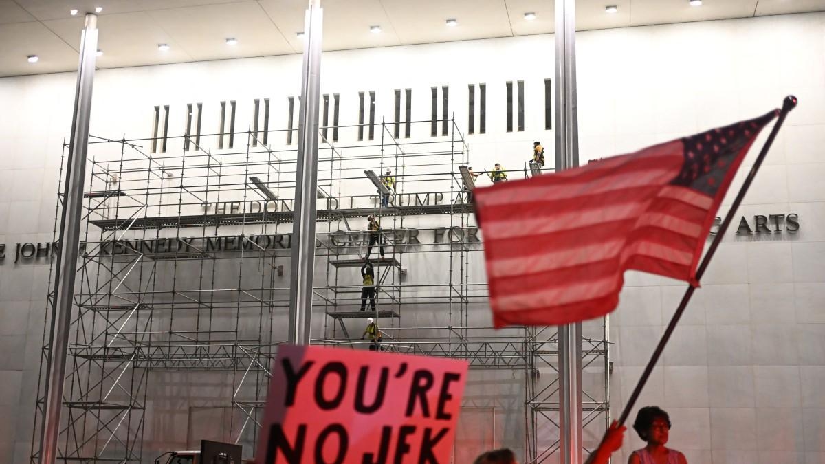 Revés para Trump: juez rechaza frenar retiro de su nombre del Kennedy Center