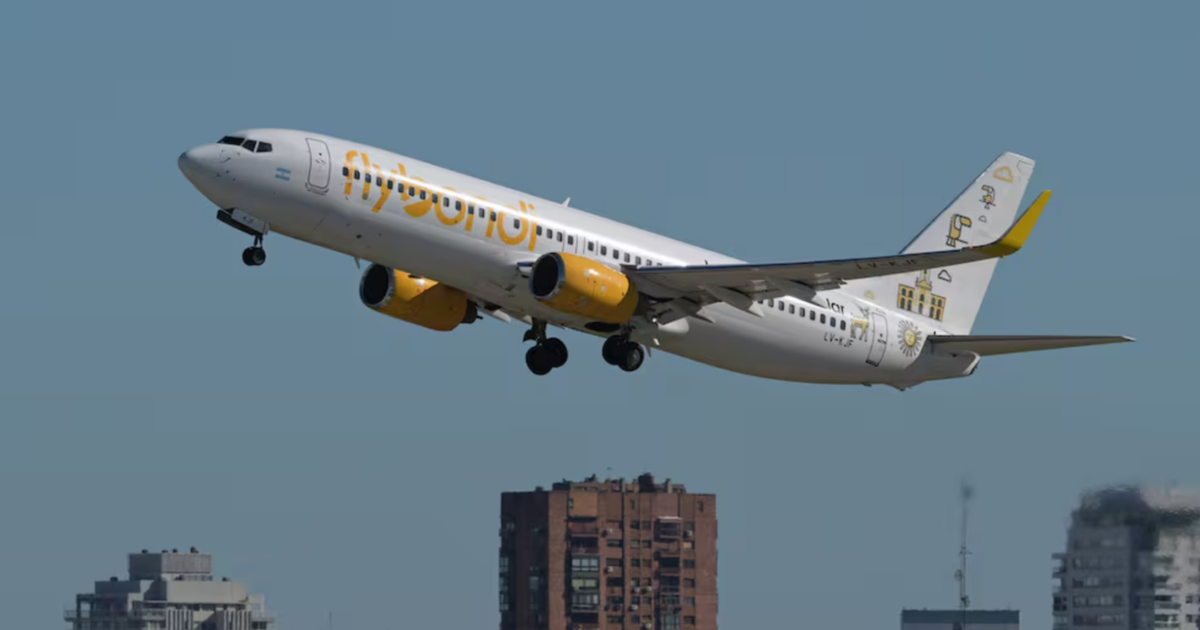 Flybondi: denuncias por falta de pagos y suspensión de personal