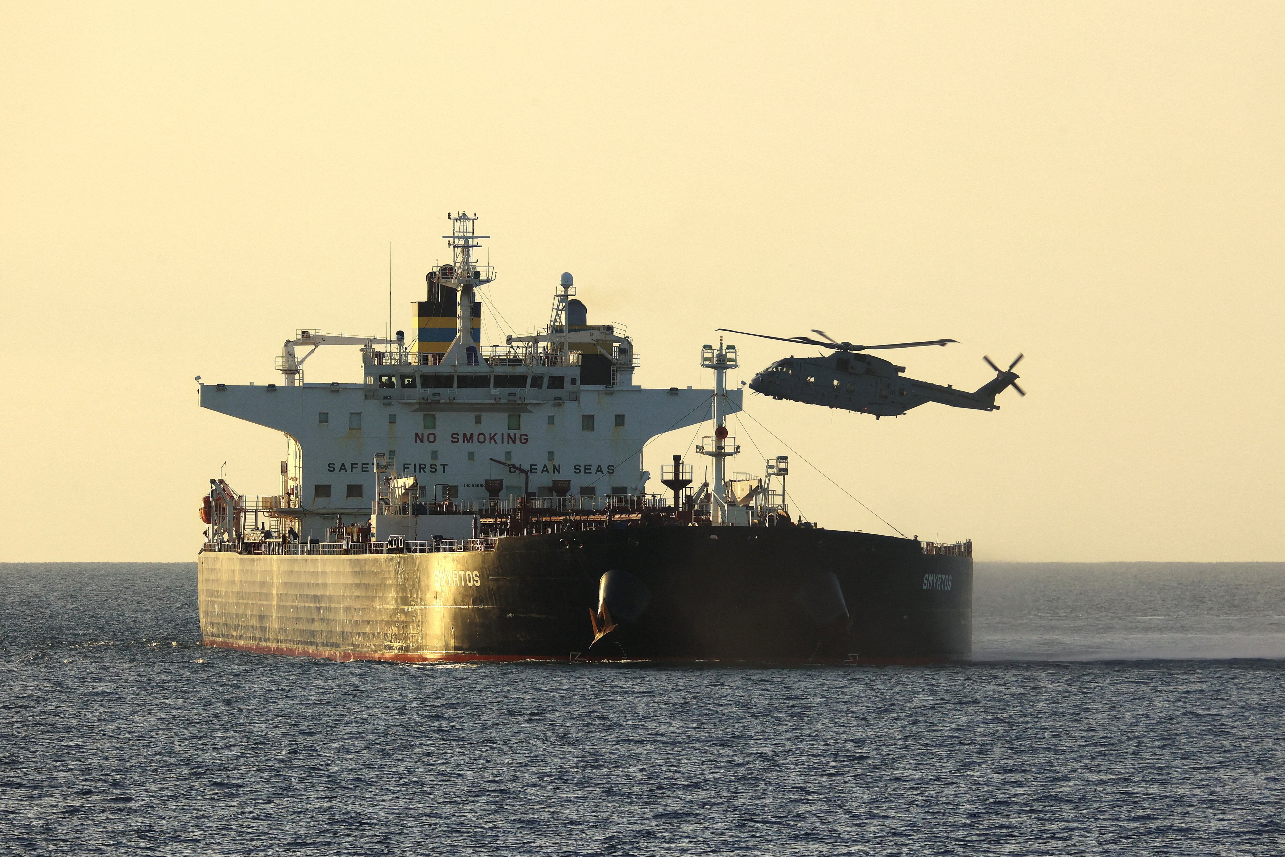 Fuerzas especiales de la Marina británica toman al asalto un petrolero de la 'flota fantasma' rusa en el canal de la Mancha
