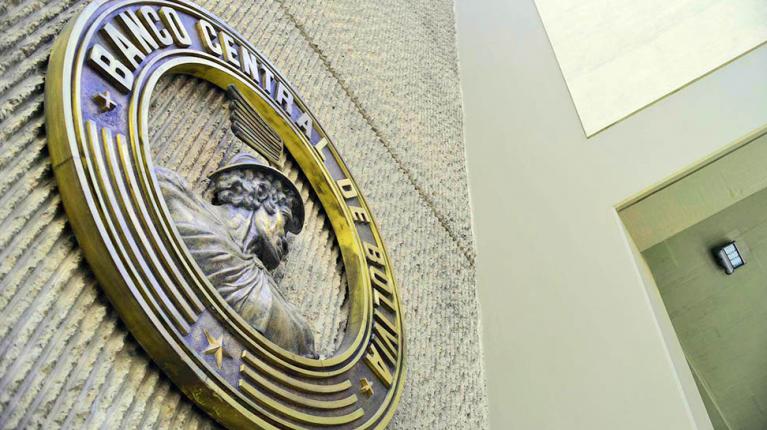 Reservas de oro del BCB se acumulan sin refinar por la guerra contra Irán