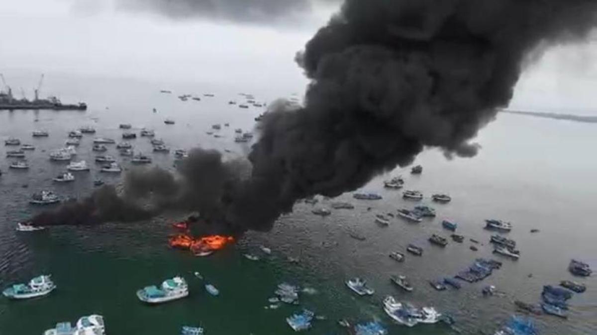 Voraz incendio consume decenas de barcos en el principal puerto pesquero de Ecuador