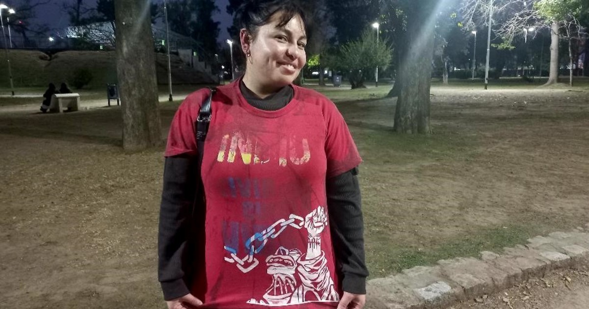 "Vivir solo cuesta vida": la frase en la remera del Indio que une a dos hermanos y un papá más allá de la sangre