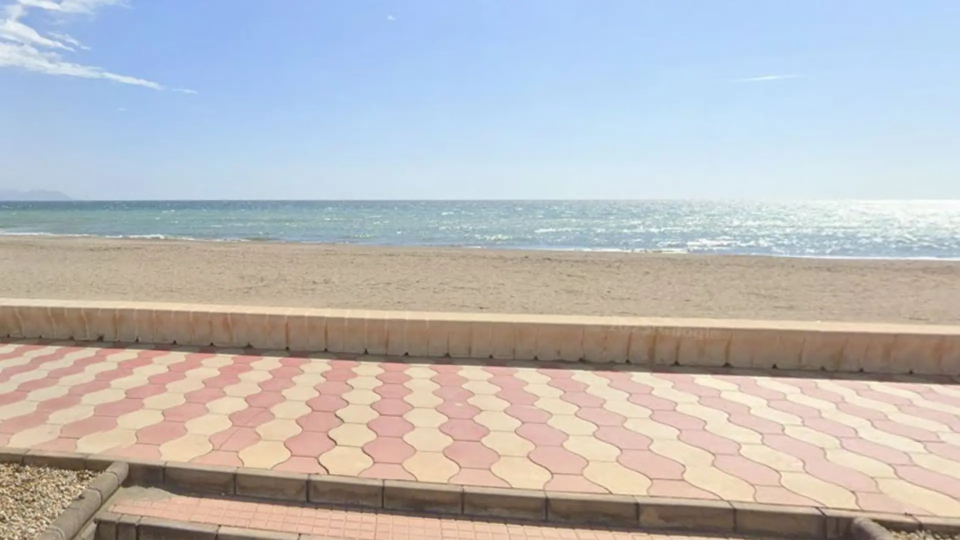 Muere una chica ahogada en la playa de Costacabana: segunda muerte en la costa de Almería en pocas horas