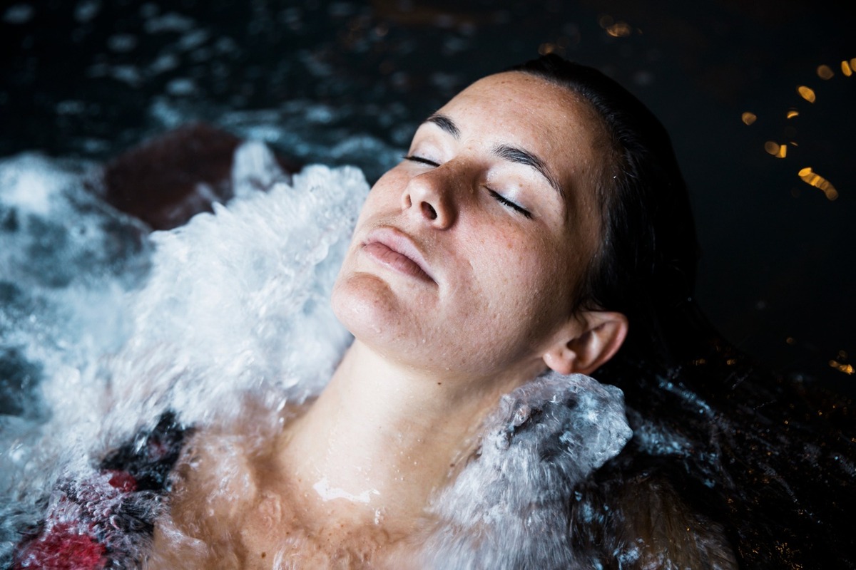Baños de agua fría y saunas: beneficios y riesgos ocultos