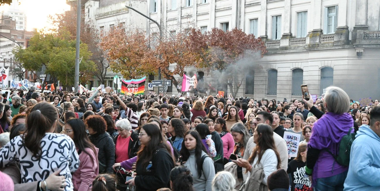 Con las ausencias de Agostina y otras víctimas, Santa Fe renovó el grito contra los femicidios