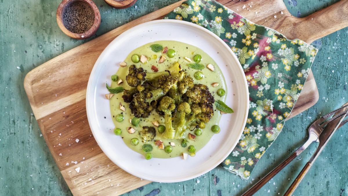 Mini brócoli con crema de guisantes, limón y almendra: un plato tan saludable como versátil