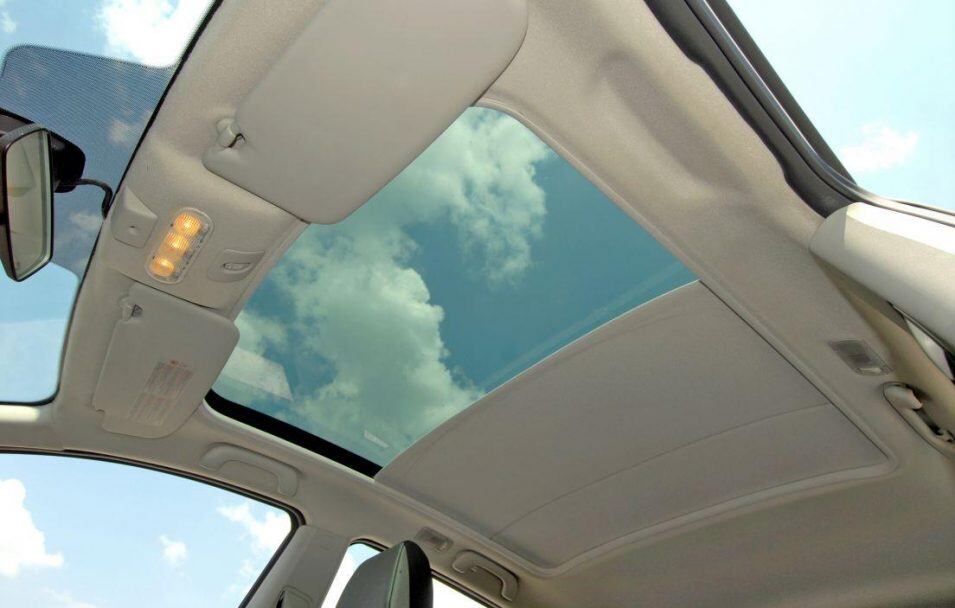 ¿Realmente es útil o solo un lujo? La verdadera función del techo panorámico en los autos modernos