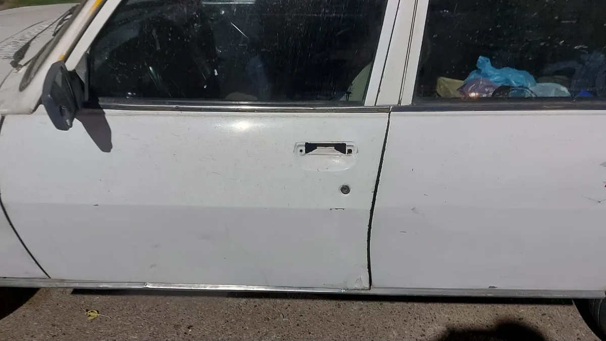 Sorprendieron a un hombre dentro de un auto cuando intentaba robarlo y terminó detenido