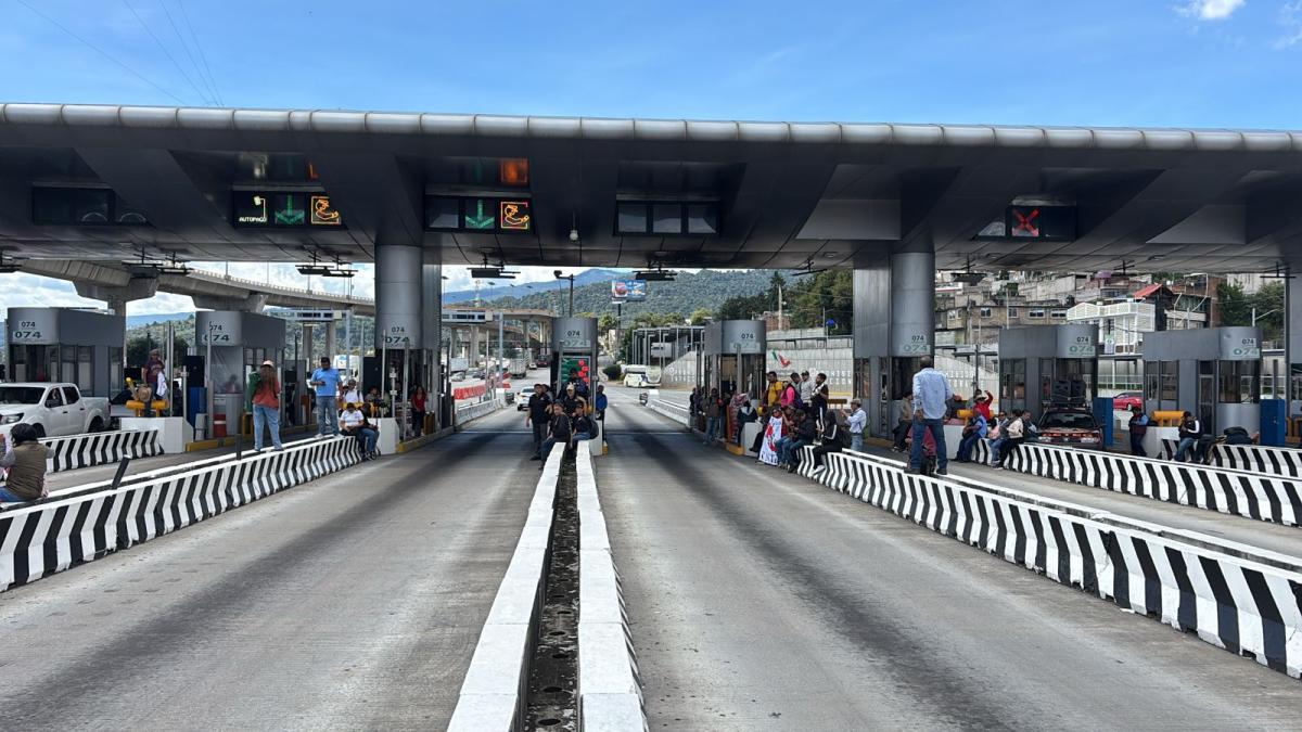 CNTE toma casetas de Tlalpan, Naucalpan y San Marcos; da paso libre por paro nacional