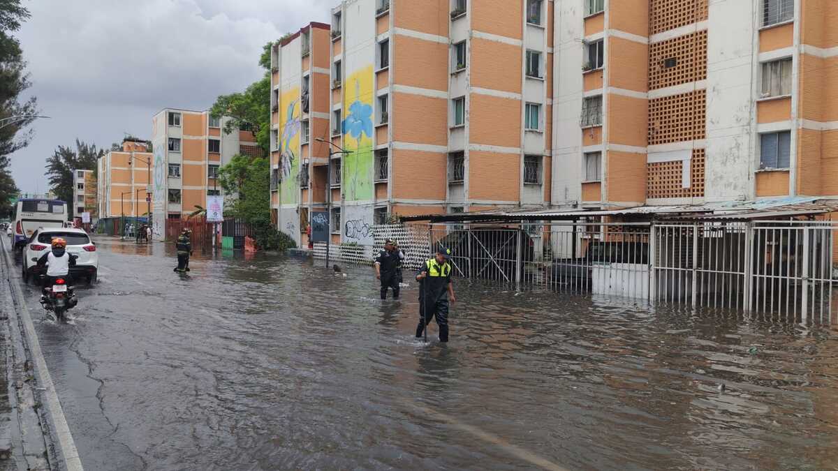 Mega fuga de agua en Iztapalapa, sobre Anillo Periférico