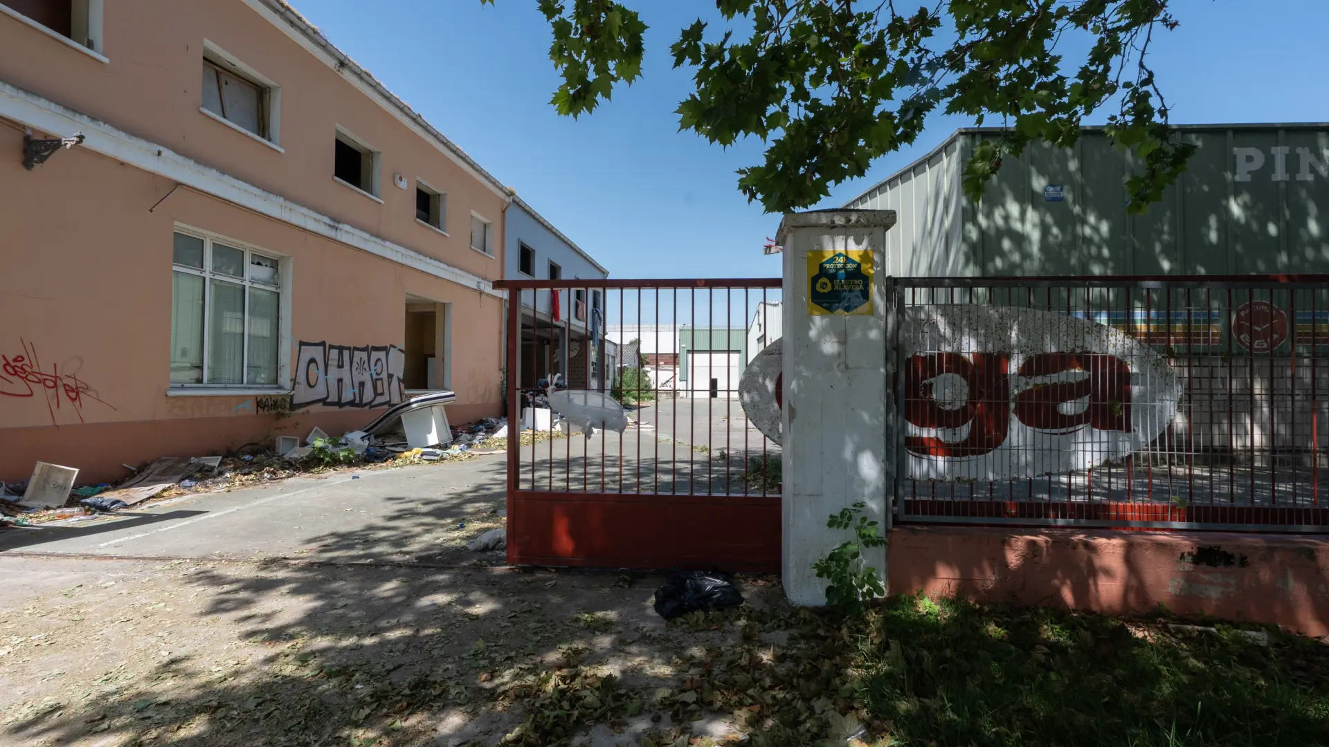 Detenida una mujer como autora del fuego en la fábric de Vitoria, que deja siete atendidos y dos evacuados