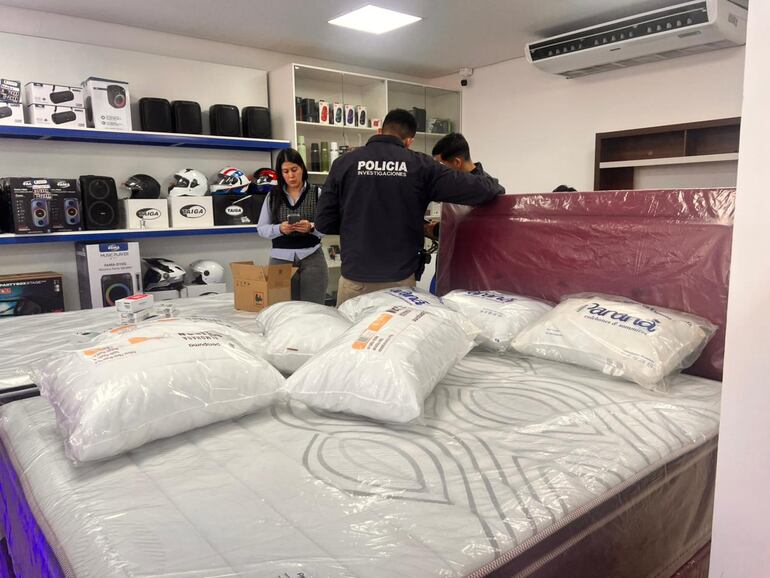 solitario ladrón asaltó sin armas un local comercial y se llevó varios celulares - Policiales