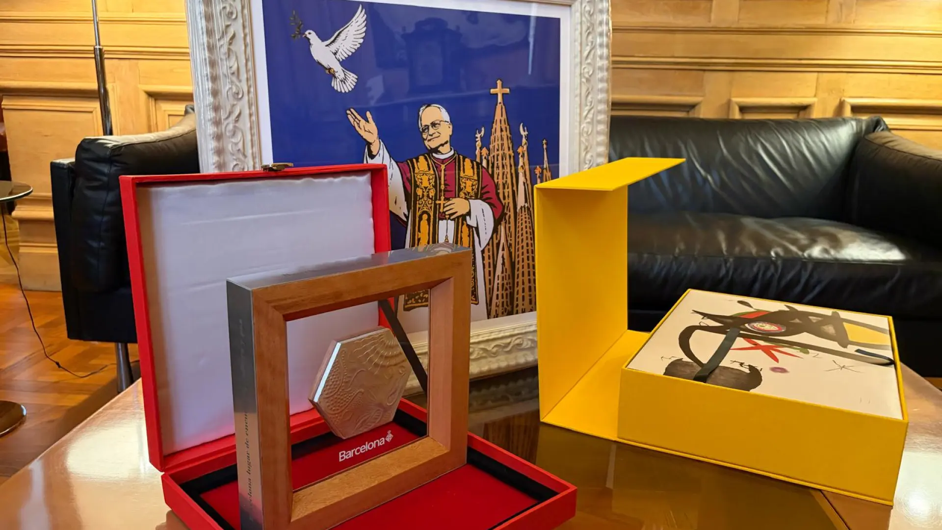 Collboni regala al Papa una obra del artista urbano TVBoy del Pontífice con la Sagrada Familia, "icono" de los valores de Barcelona
