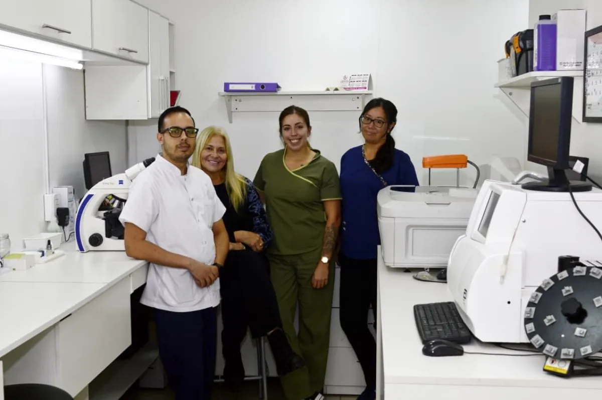 Hoy se celebra el Día del Bioquímico, profesión clave para el cuidado y diagnóstico de la salud