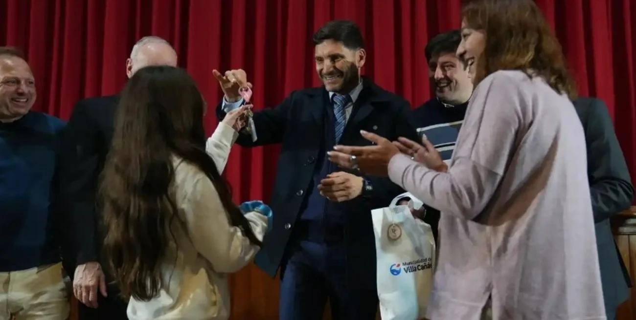 Pullaro entregó viviendas: "En Santa Fe llevamos dos años con récord de inversión pública"