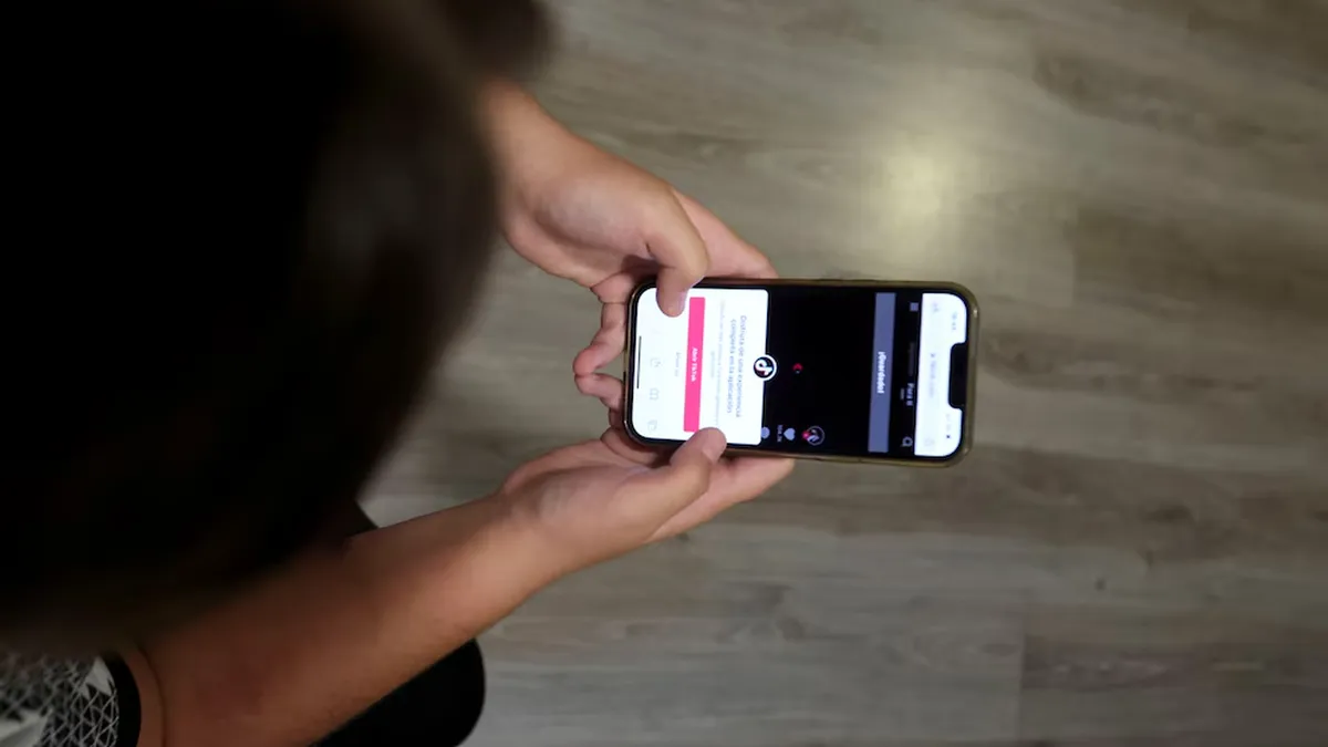 Reino Unido prohibirá las redes sociales a menores de 16 años: "Están haciendo infelices a los niños"