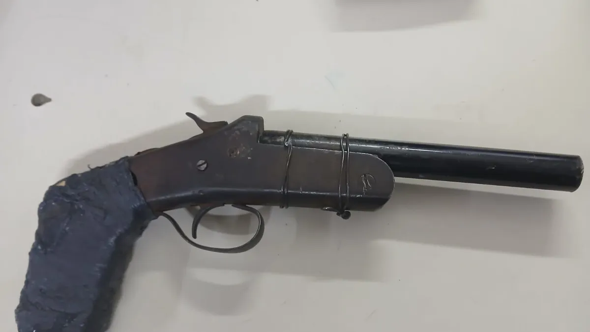 Apuntaron a un joven con una tumbera y amenazaron con matarlo: cayó una banda de tres, entre ellos un menor