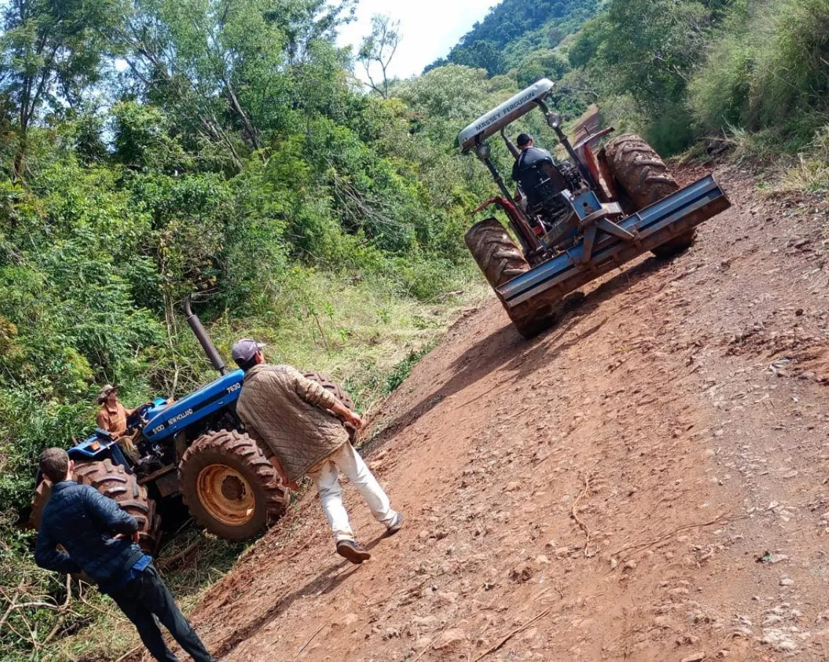 Vecinos de Pozo Azul reparan los sectores más deteriorados de la Ruta Provincial 224 Bis