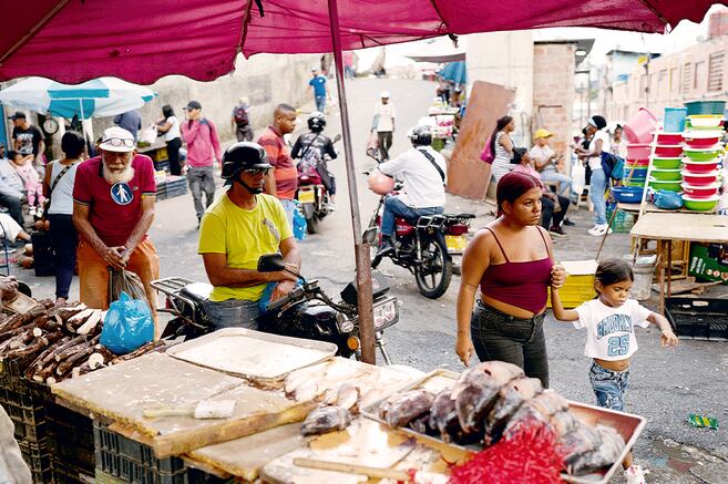 Una familia en Venezuela necesita 772 dólares al mes para cubrir canasta básica en 2026: ONG