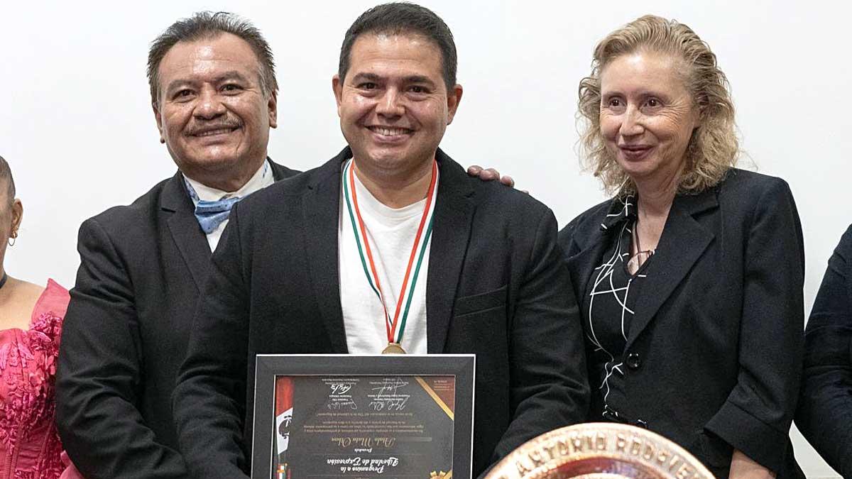 Reconocen a Atalo Mata Othón con el Pergamino a la Libertad de Expresión