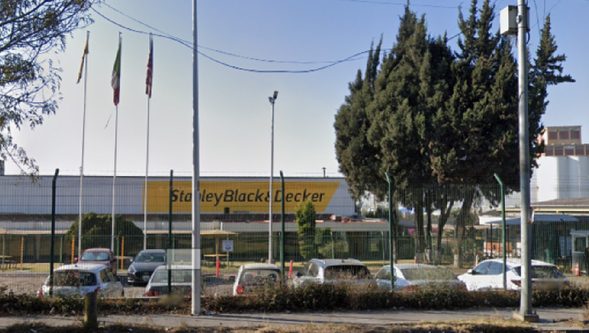 Buscan reubicar a despedidos de Stanley en plantas de Puebla