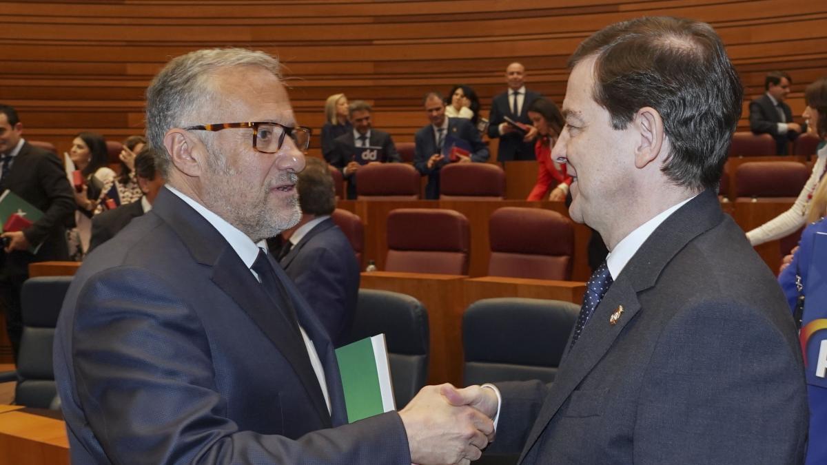 PP y Vox sellan el acuerdo en Castilla y León con la prioridad nacional para investir a Mañueco