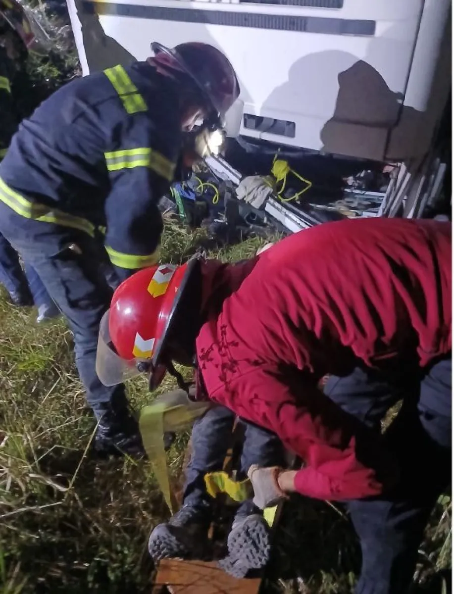Camionero atrapado y rescatado tras despiste y vuelco en la "Curva de la Muerte" de Loreto