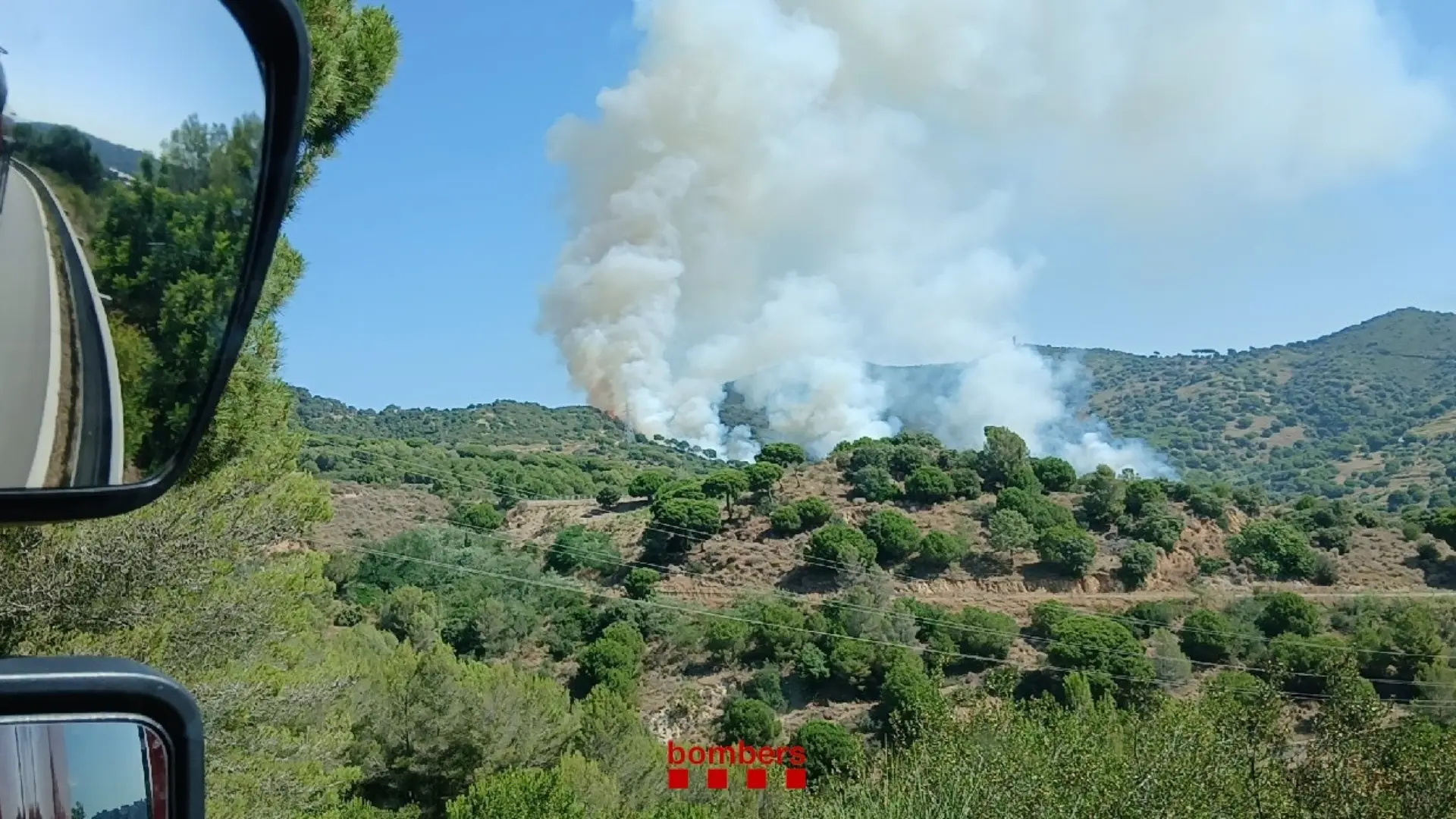 Confinan la urbanización Colònia Bosc y el Albergue la Conreria por un incendio entre Tiana y Montgat