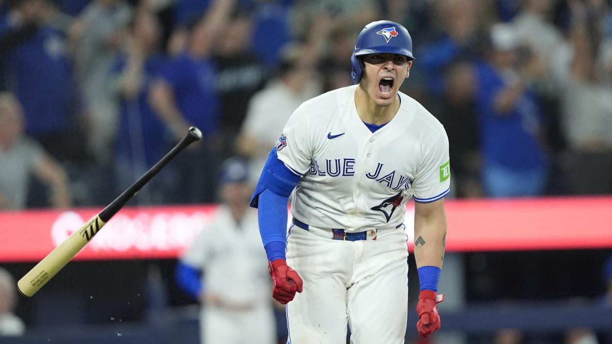 Héroe mexicano: Brandon Valenzuela le da el triunfo a Blue Jays con walk-off sobre Phillies
