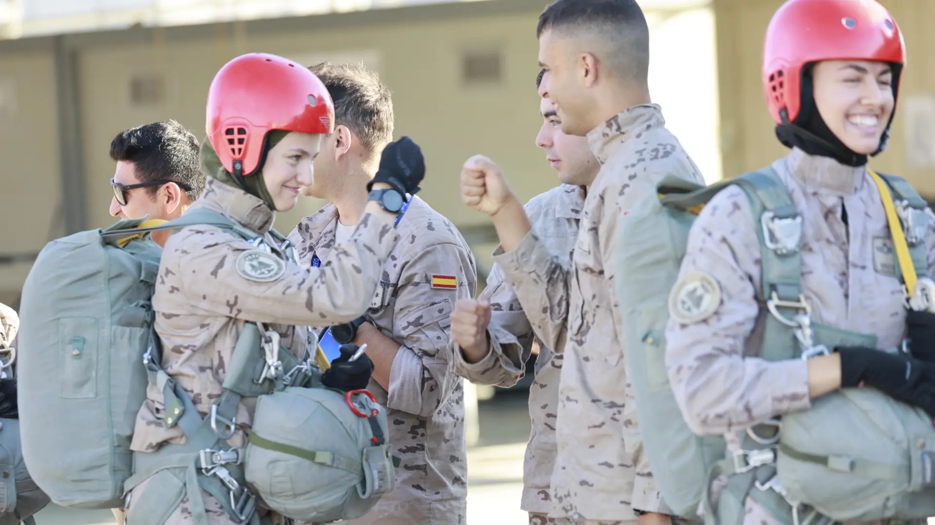 La princesa Leonor recibe su distintivo de 'Cazador paracaidista' al concluir con éxito el curso básico que ha realizado