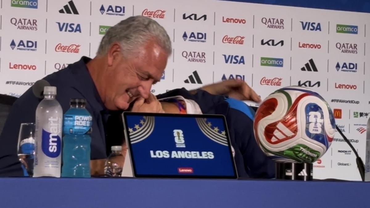Diego Gómez rompe en llanto previo al debut en el Mundial; el técnico lo consuela en conferencia