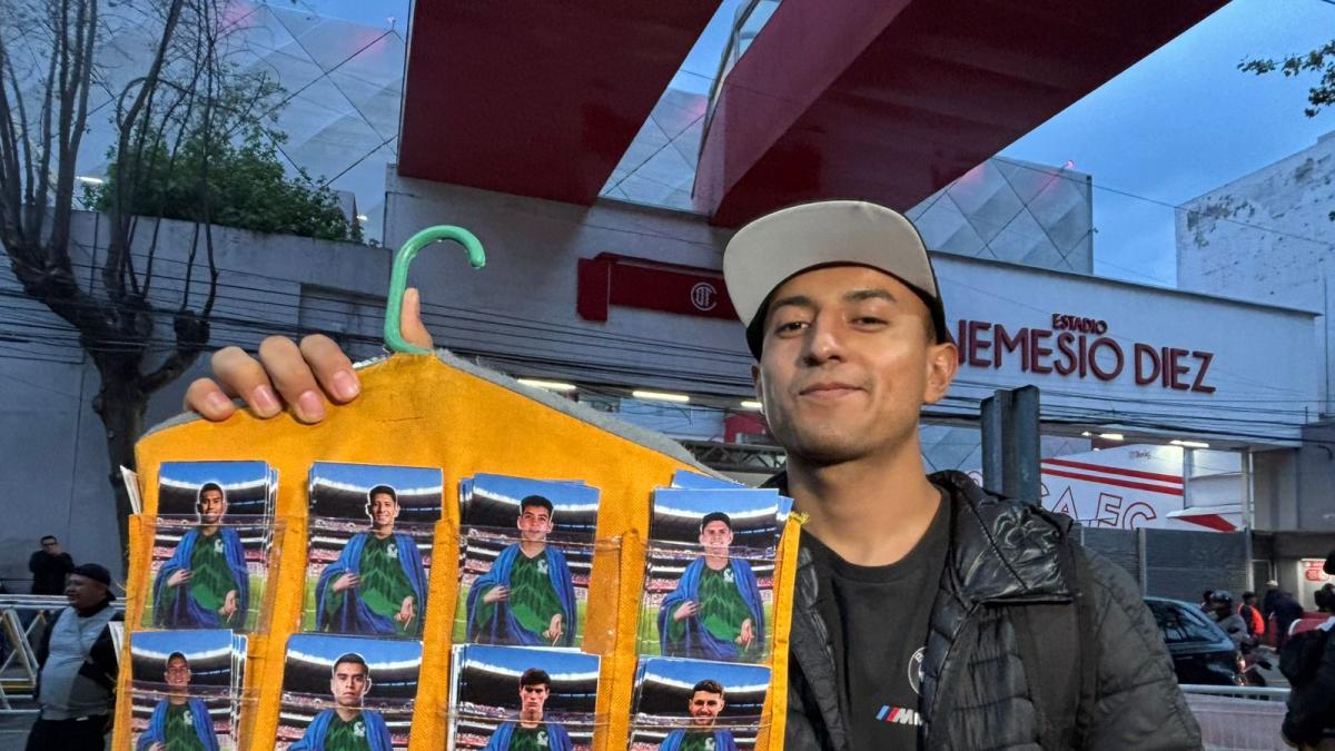 Mundial 2026: El estudiante que paga su carrera vendiendo "futbolistas santos" de la Selección