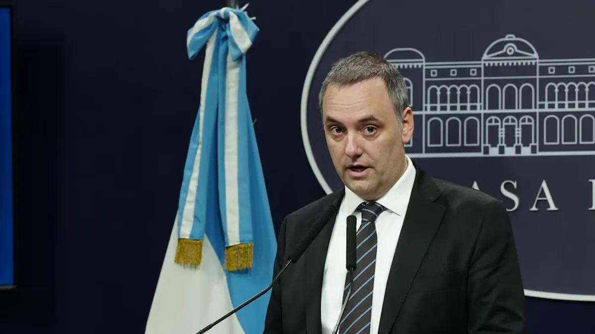 Adorni bajo la lupa: la Justicia analiza compras del jefe de Gabinete con tarjetas de dos empleados públicos