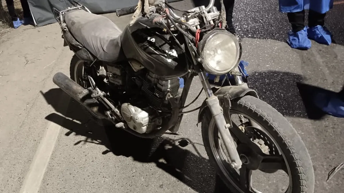 Iba a buscar a su novia y murió en el camino: el casco quedó destruido tras el choque