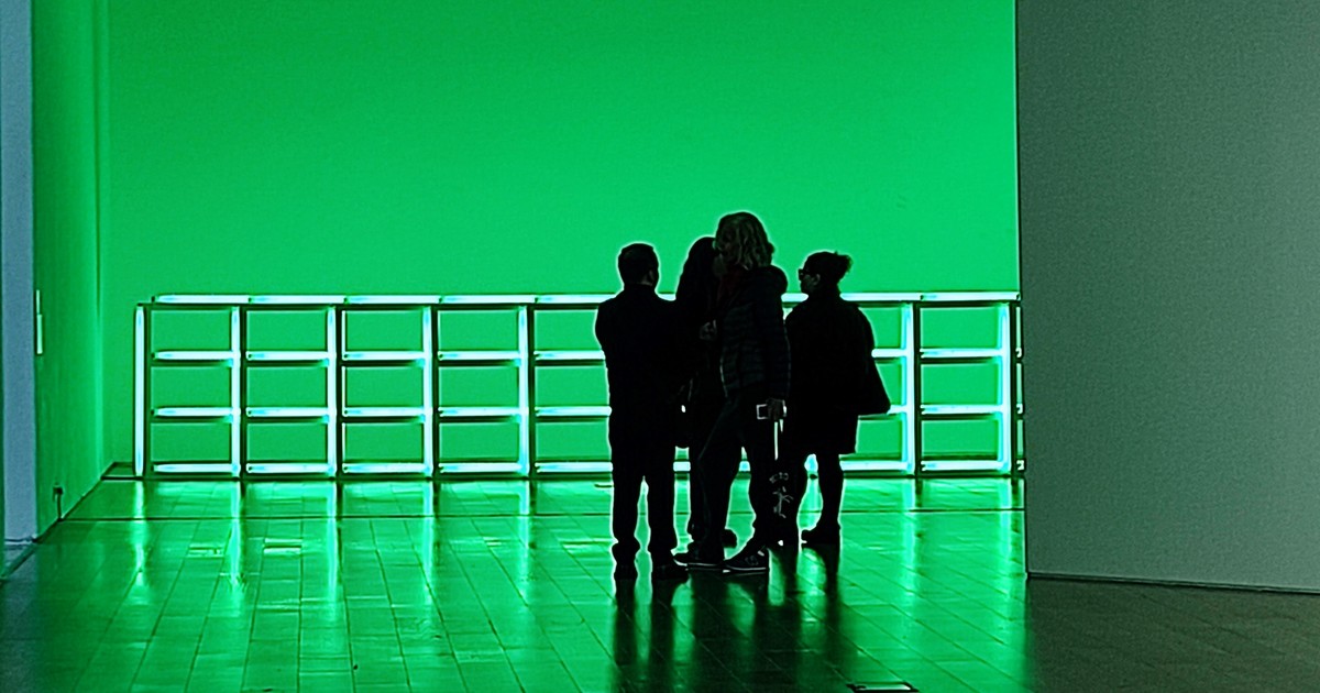 Dan Flavin en Malba: el artista que transformó tubos fluorescentes en obras maestras del minimalismo