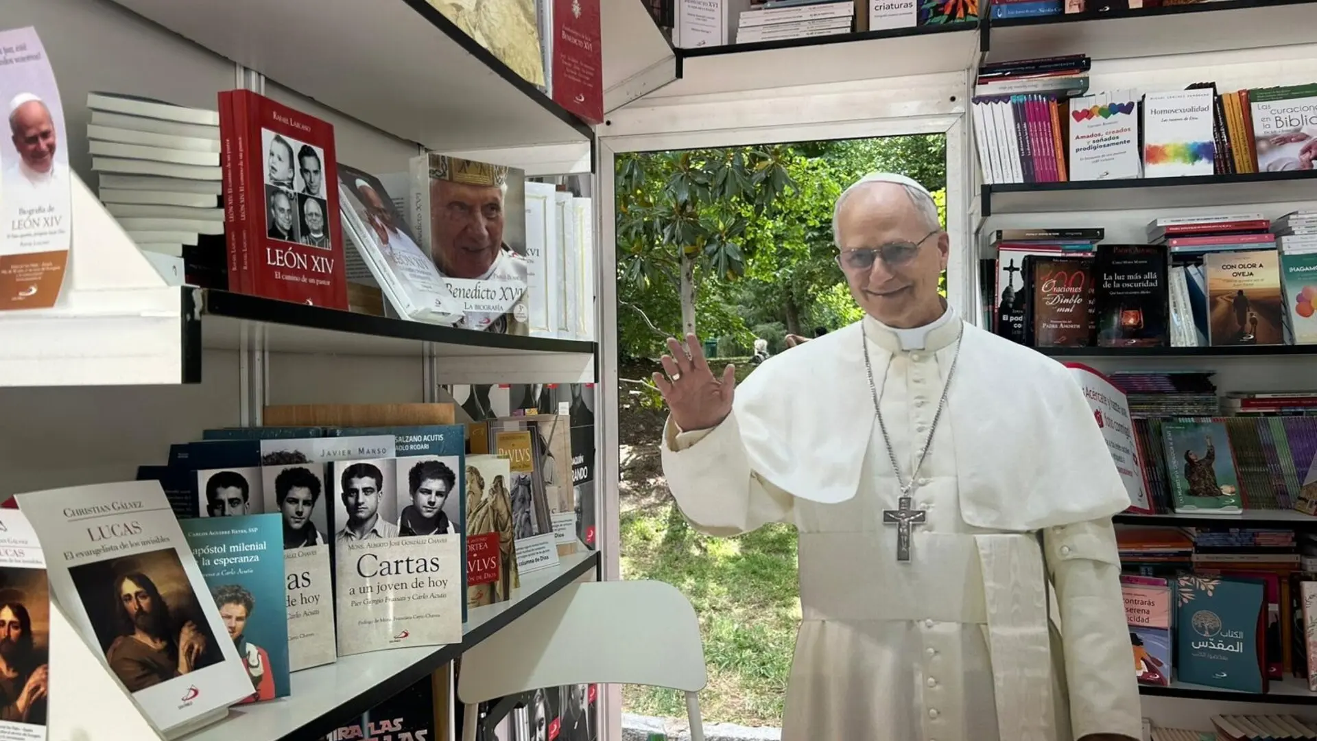 La Feria del Libro baja en público y ventas en una edición marcada por la visita del Papa