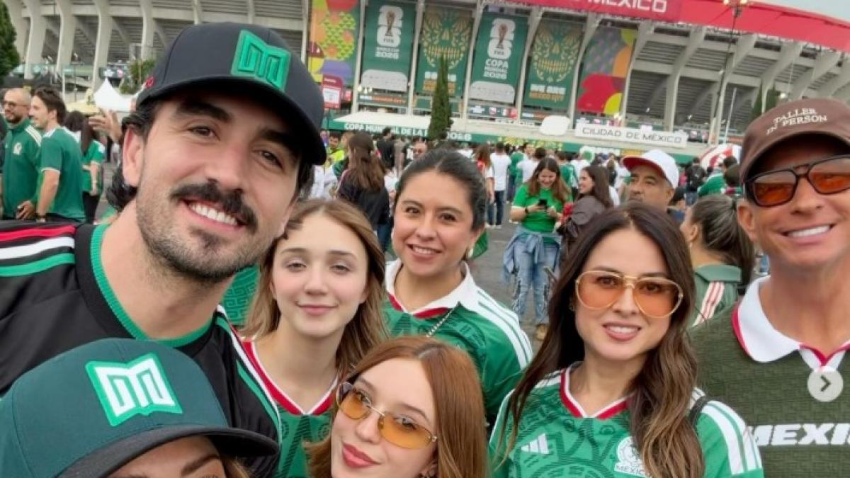 Andrea Legarreta y Erik Rubín asisten al partido con sus parejas e hijas