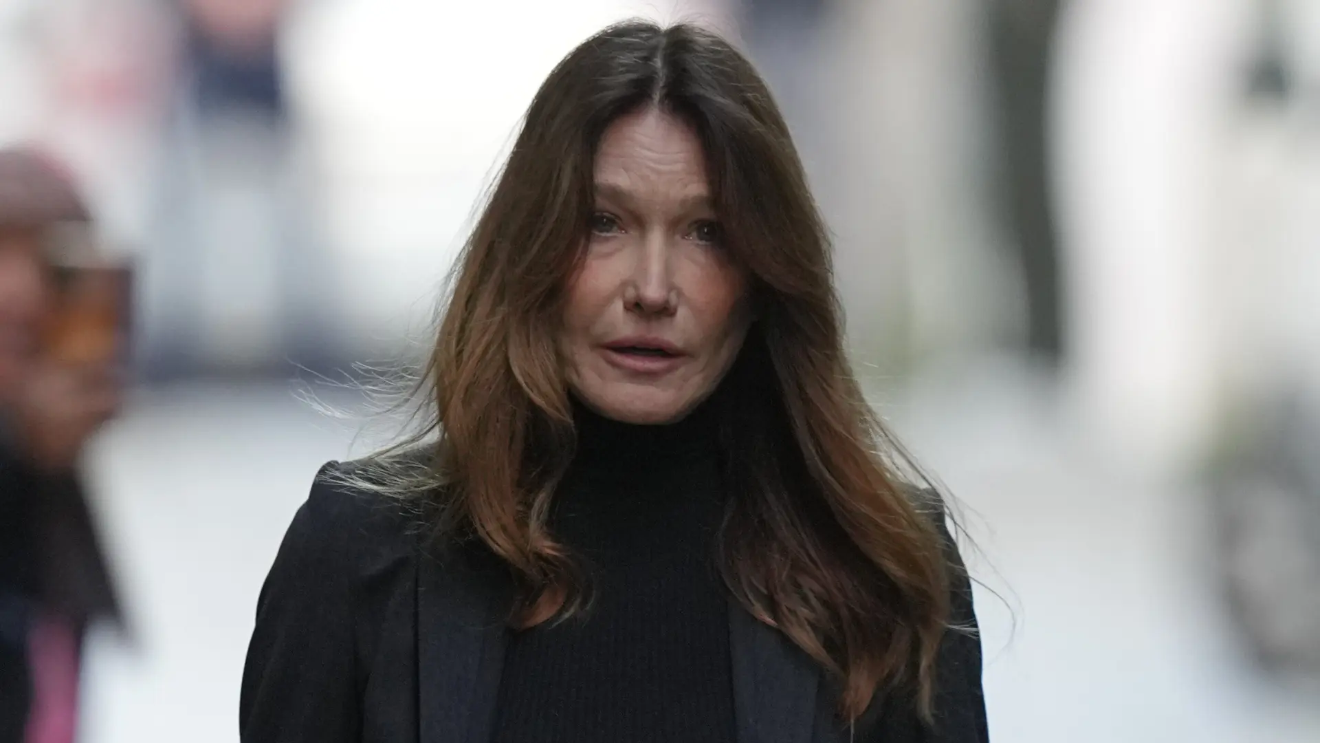 Carla Bruni promete a su hija que dejará el alcohol durante un año: "Desgraciadamente"