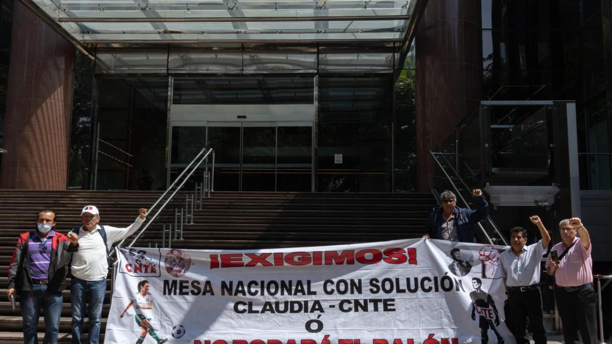 CNTE toma oficinas de Afores y advierte que mantendrá paro nacional
