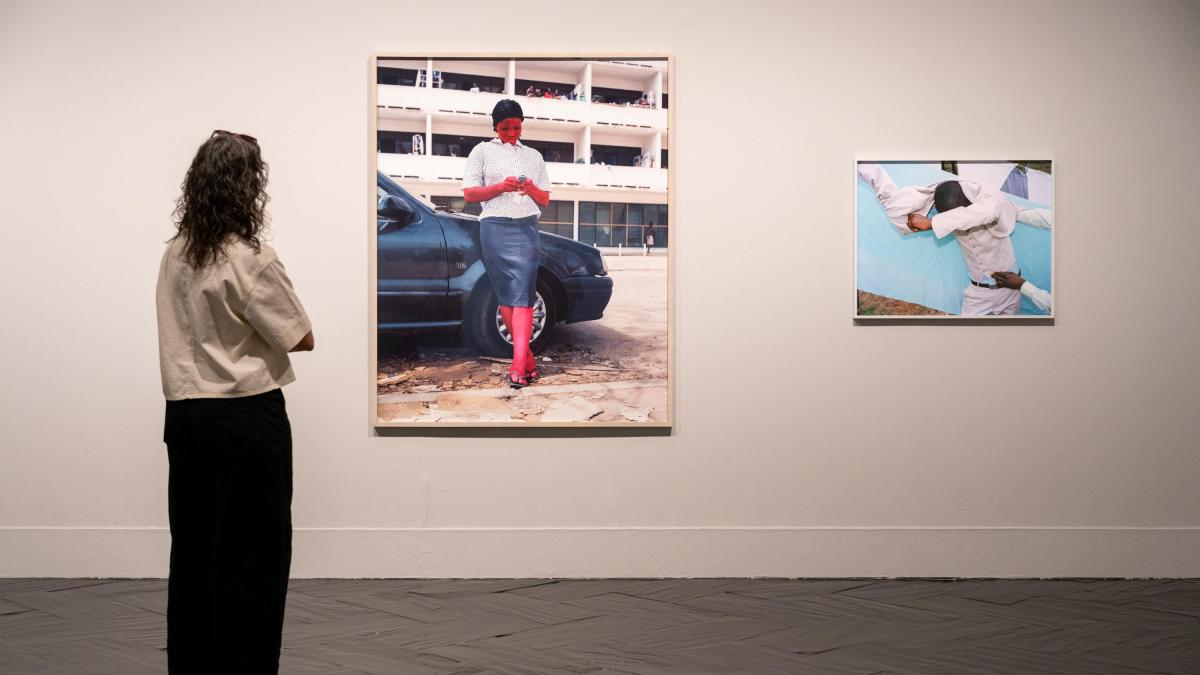 El poético surrealismo fotográfico de Viviane Sassen se exhibe por primera vez en Madrid