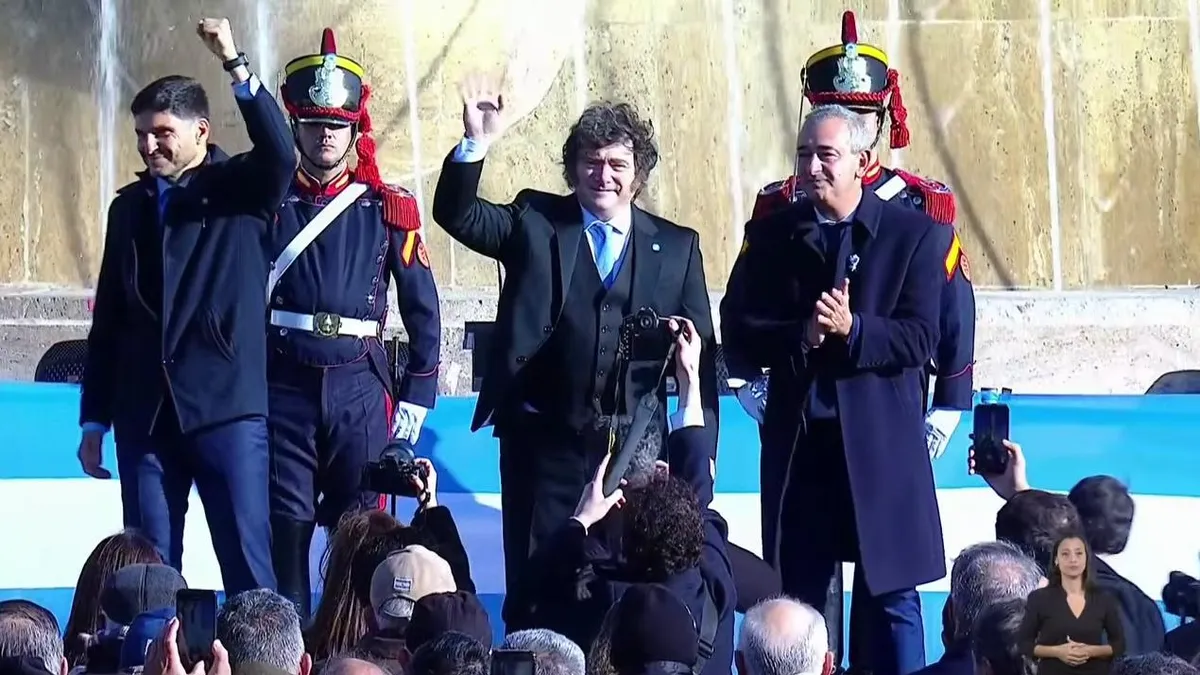 Milei encabeza el acto por el Día de la Bandera y se muestra junto a Adorni en medio de la polémica