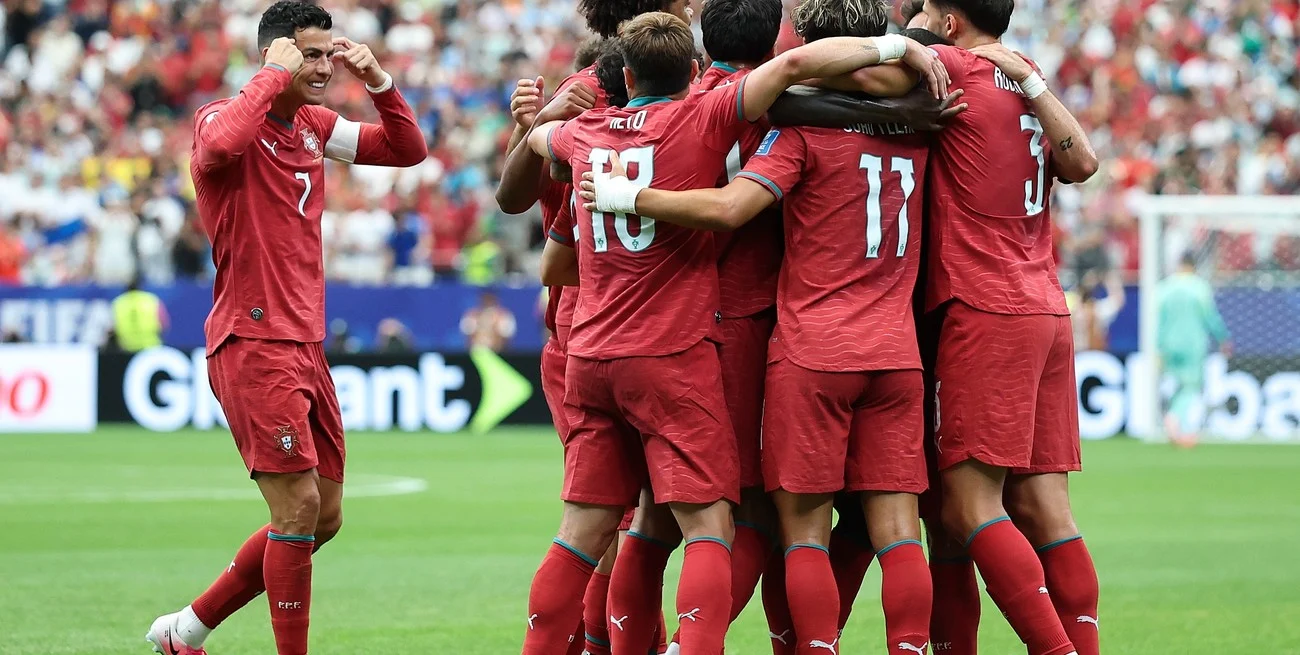 Cristiano Ronaldo respondió con goles y Portugal aplastó a Uzbekistán para quedar cerca de la clasificación