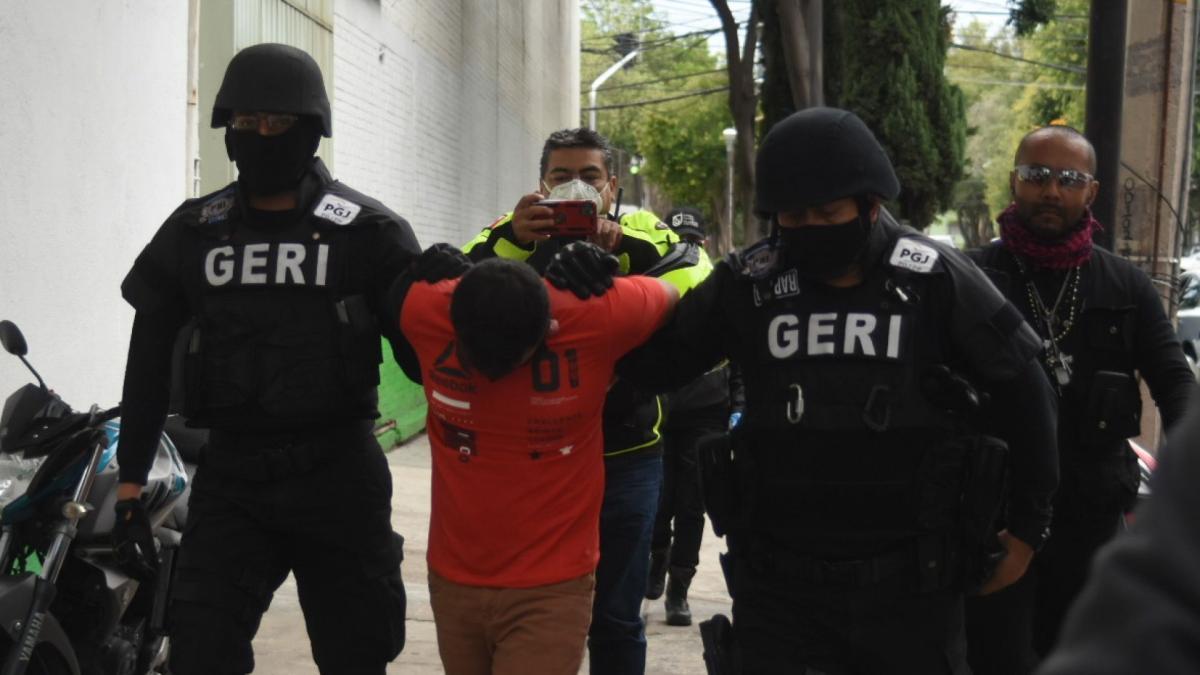 Procesan a adolescente por extorsión y portación de arma prohibida