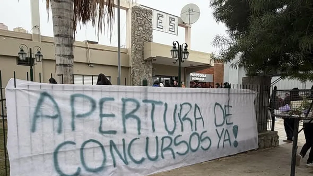 Toma en el IES Saujil: alumnos exigen cubrir cargos y garantizar el dictado de clases