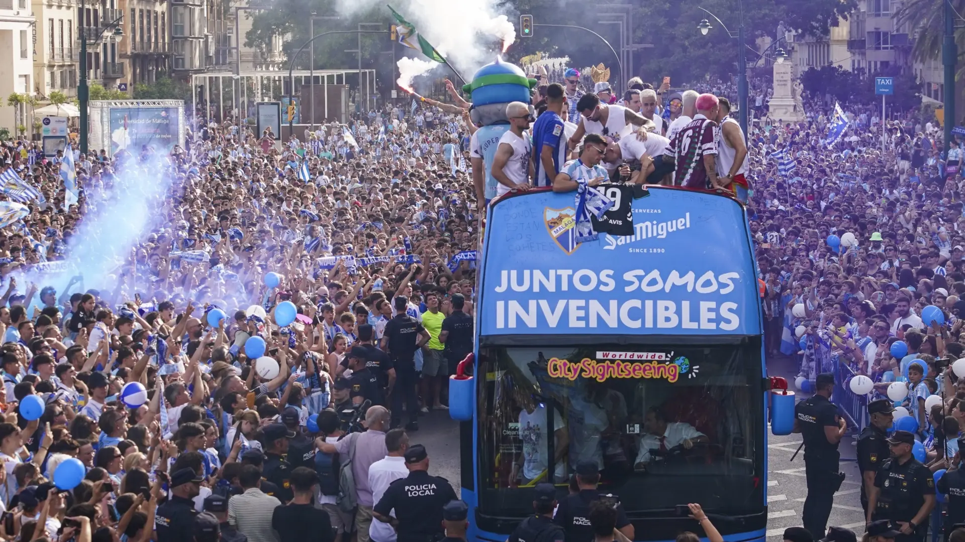 La fiesta del ascenso desborda Málaga con 185.000 aficionados en las calles