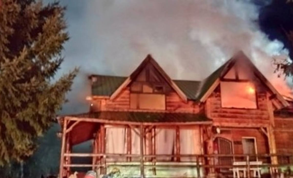 Un incendio destruyó un ex motel y muchas familias se quedaron sin hogar