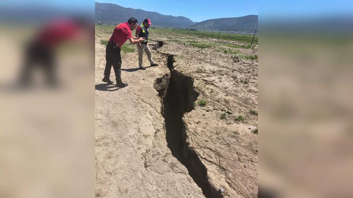 En Arteaga, aparece grieta de 200 metros y cierran la zona