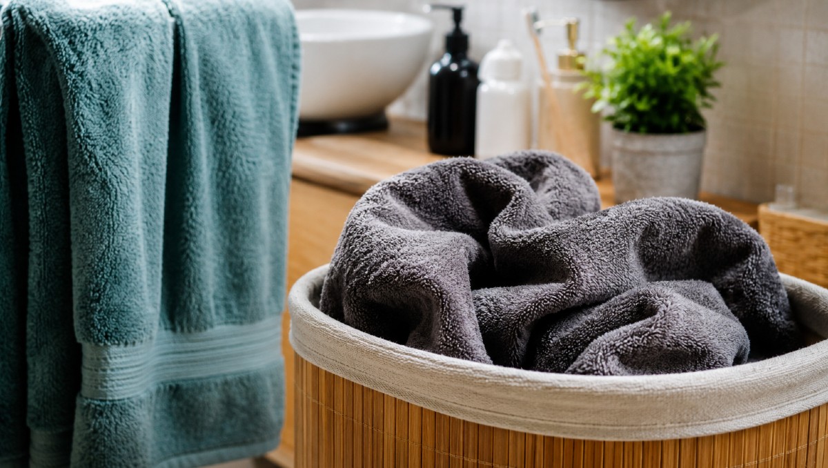Guardar toallas de baño húmedas favorece las bacterias, advierten